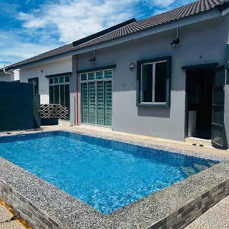 Villa Pool Kepala Batas Kampong Hilir  Exteriér fotografie