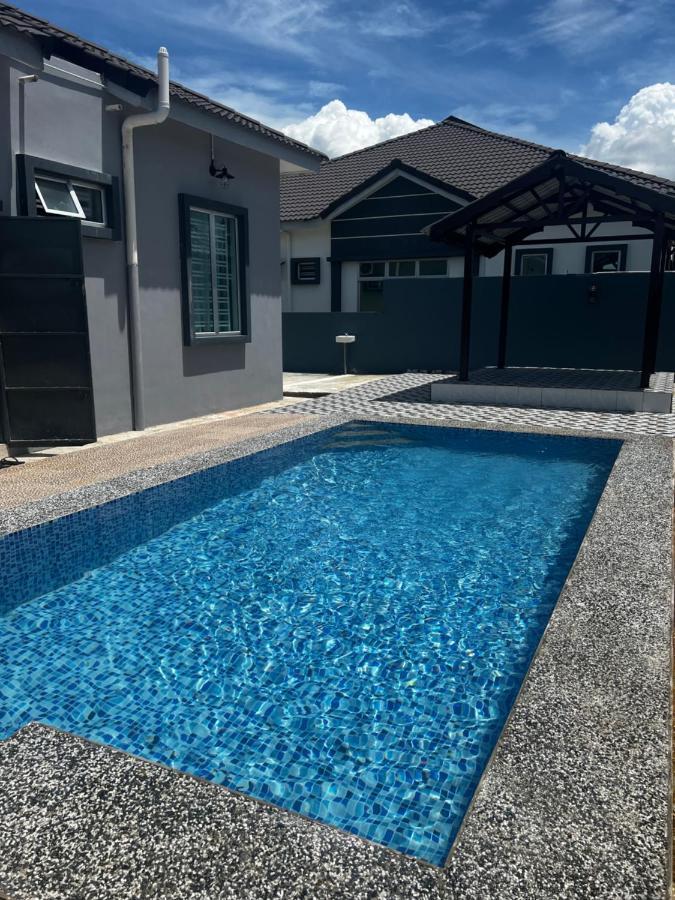 Villa Pool Kepala Batas Kampong Hilir  Exteriér fotografie